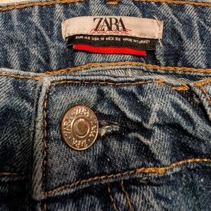 Zara women’s Hi rise wide leg jeans size 10
Slightly distressed